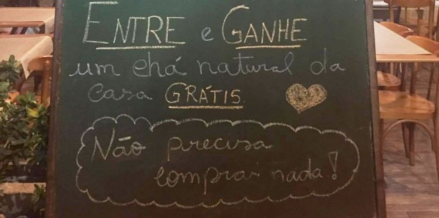 Placa em restaurante viraliza por oferecer chá de graça a mães que amamentam