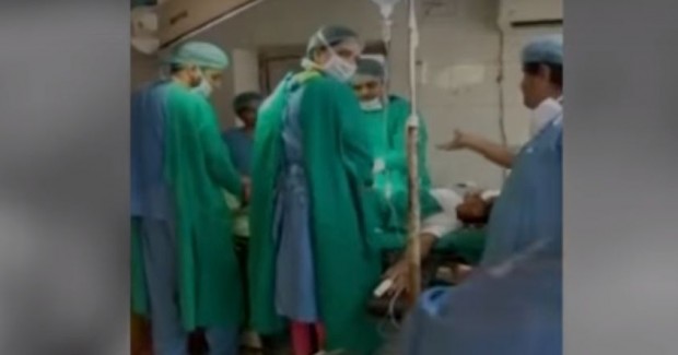 Médicos discutem no meio do parto e bebê morre durante cesárea