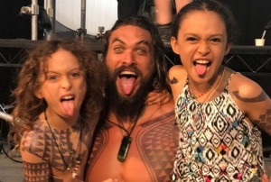Trajado de Aquaman, Jason Momoa publica foto com os filhos e viraliza nas redes Trajado de Aquaman, Jason Momoa publica foto com os filhos e viraliza nas redes