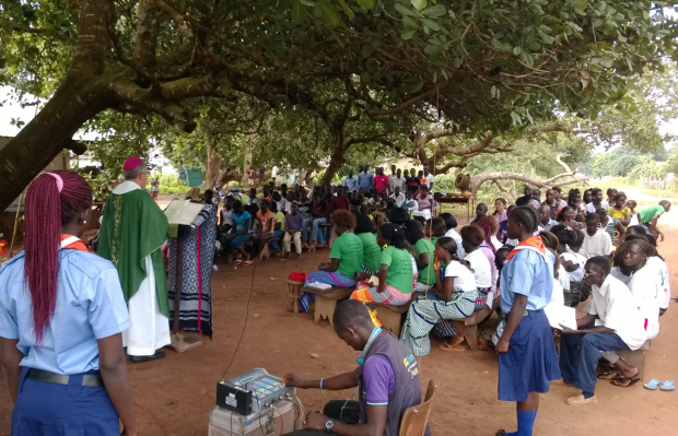 Missa celebrada na Missão Beato Paulo VI, em Guiné-Bissau (foto: divulgação/CNBB Regional Sul II).