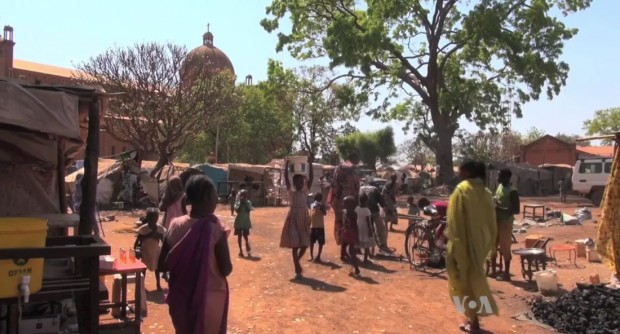 Acampamento de refugiados ao lado da catedral, ao fundo (foto: Wikimedia Commons)