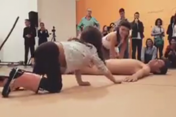 A cumplicidade de artistas à pedofilia