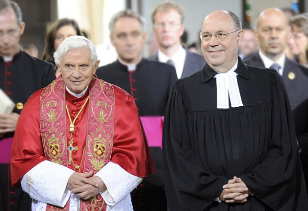 O papa Bento XVI ao lado do pastor luterano Nikolaus Schneider em uma visita à Alemanha em 2011.