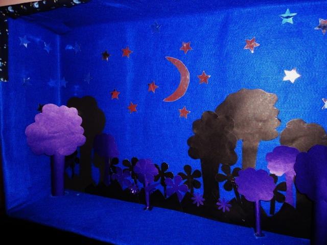 cenário de caixa de papelão para contação de histórias