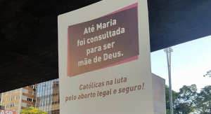 Quem está por trás da placa abortista mais sem noção que você já viu Quem está por trás da placa abortista mais sem noção que você já viu