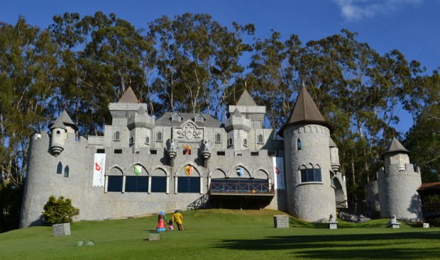 Que tal se hospedar num hotel com um Castelo Medieval?