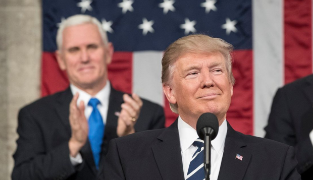 Turmp, com o vice-presidente Mike Pence ao fundo (foto: divulgação).