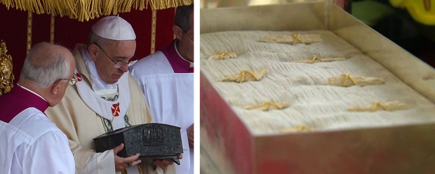 Papa Francisco segurando as relíquias de São Pedro, vistas mais de perto na foto à direita. Imagens: Osservatore Romano