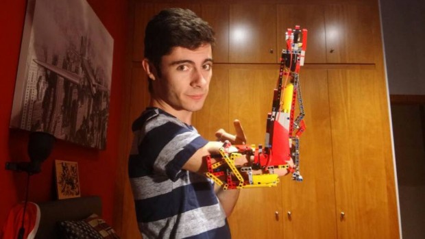 Jovem constrói prótese para o próprio braço com peças de Lego