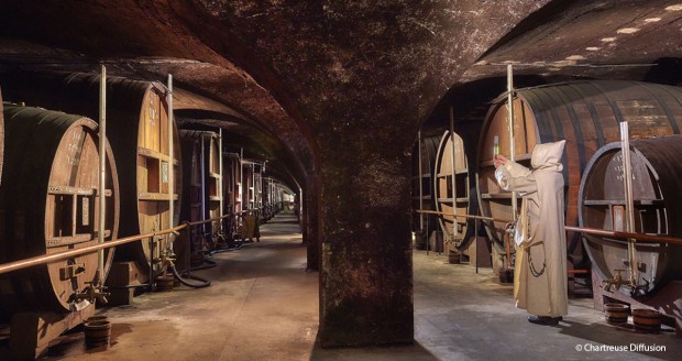 Monge trabalha na produção do licor Chartreuse, na Grande Cartuxa de Grenoble, França. Foto: Grand Chartreuse/Divulgação