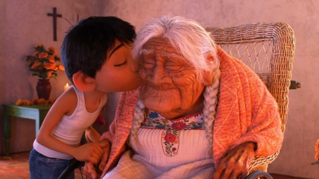 Miguel e sua bisavó, Mamá Inés, personagem central de "Viva! - A Vida é uma Festa". Divulgação