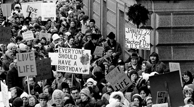 Protestos contra a legalização do aborto nos EUA em 1973. Divulgação