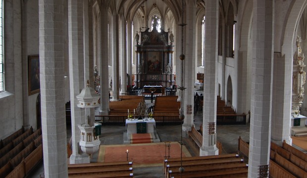 A Catedral de São Pedro, em Bautzen. No centro, o altar luterano. Ao fundo, o católico.