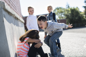 10 sinais de que seu filho pode estar sofrendo bullying na escola Bigstock
