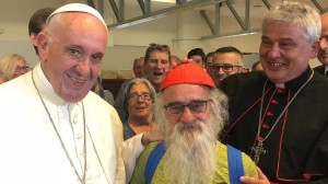 Cardeal festeja nomeação jantando com 200 pobres e papa aparece de surpresa Krajewski brinca e coloca o seu solidéu em um dos pobres convidados para o evento. Foto: Vatican News