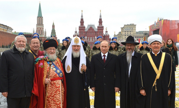 Putin e líderes religiosos no Dia Nacional da Unidade de 2015 (foto: Wikimedia Commons)