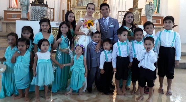 Mesmo com igreja inundada noivos se casam nas Filipinas