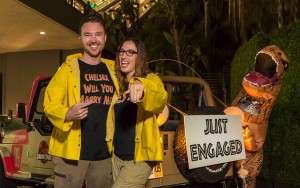 Casal fã de Jurassic Park fica noivo em atração do filme com anel de mosquito “pré-histórico” Casal fã de Jurassic Park fica noivo em atração do filme com anel de mosquito “pré-histórico”
