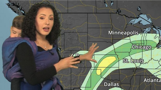 Meteorologista apresenta previsão do tempo com bebê nas costas e viraliza