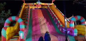 Acidentes em parques de diversões resultam em 11 feridos num mesmo fim de semana na Inglaterra Escorregador inflável no Working Park, Inglaterra, um dos brinquedos onde crianças saíram feridas (reprodução /AndyDatson/Twitter)