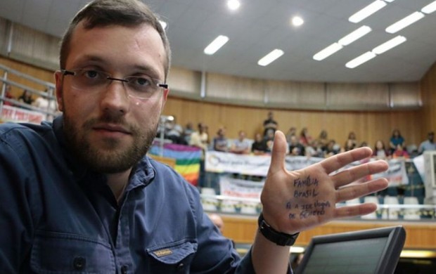 Filipe Barros, na Câmara de Vereadores de Londrina, numa das sessões que discutiu o projeto de lei de sua autoria que proibiu a difusão da ideologia de gênero nas escolas da cidade (foto: reprodução/Instagram).