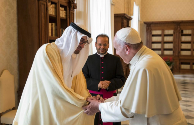 O príncipe de Abu Dhabi, o xeque Mohamed bin Zayed, em visita ao Papa Francisco em 2016. Foto: Mohamed Al Hammadi/Crown Prince Court