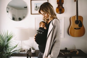 Empresa cria camiseta com bolso canguru para acalmar bebês Facebook/Lalabu