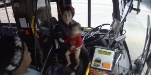 Motorista de ônibus salva bebê que andava sozinho na rua em manhã fria Reprodução/MCTS