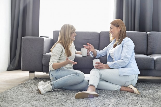 4 conversas que você precisa ter com sua filha adolescente