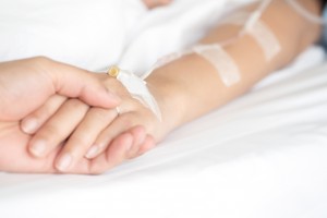 Mulher em coma acorda e, sem conseguir se mexer, ouve família se despedindo Bigstock
