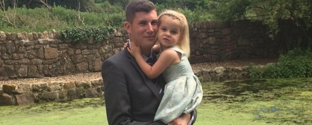 Brett com a filha mais velha, Freya., em 2017. Reprodução/Facebook