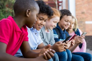 Por que nunca é cedo demais para ensinar ao seu filho bons hábitos nas redes sociais Bigstock