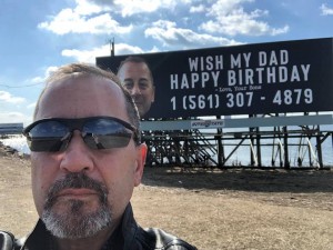 Pai recebe 15 mil mensagens de aniversário após filhos fazerem anúncio em outdoor Arquivo Pessoal/ Chris Ferry