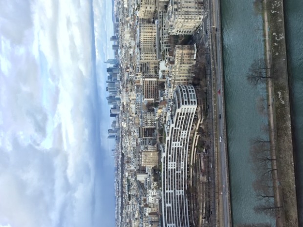 Nossa vista da troca de casas que fizemos em Paris com o Rio Sena e La Defense no fundo. Nada mal não é?