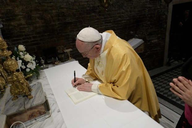 O papa assina a exortação, em Loreto, no último dia 25 de março. Foto: Facebook/Vatican News