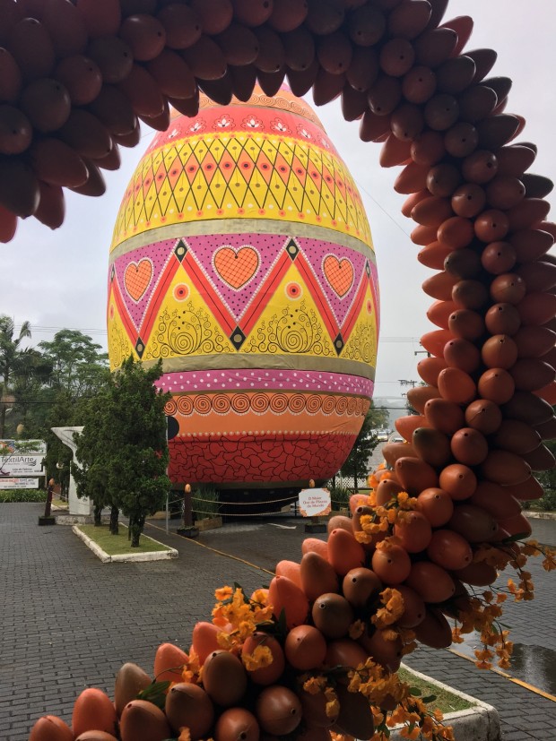 O maior ovo decorado do mundo, conferido pelo Guinness, está em Pomerode! Crédito: Arquivo Pessoal