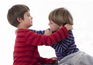 O que fazer quando as brincadeiras entre irmãos se tornam agressivas Bigstock