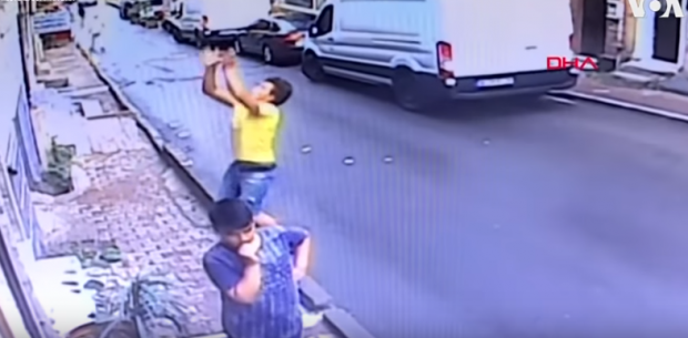Menina de 2 anos cai de prédio na Turquia e é salva por adolescente