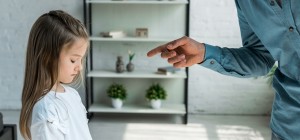 5 frases dos pais que podem reprimir os filhos Bigstock