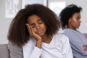 Parece inofensivo, mas não é: 5 hábitos dos pais que podem afetar profundamente os filhos Bigstock
