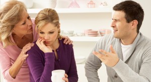 É só um conselho? Saiba qual o limite da interferência dos pais após o casamento Bigstock