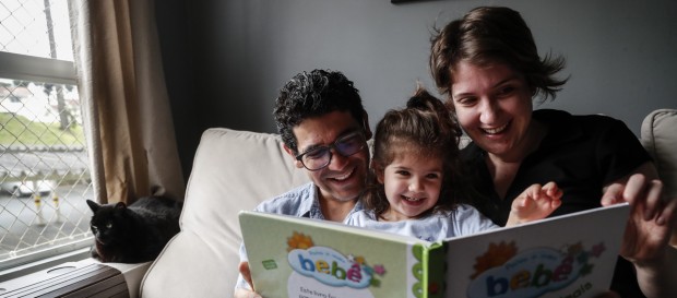 Clubes de leitura infantil, que mandam kits de livros mensalmente para os pequenos leitores - Mariana Carnevalle Amadio e Eva, de 2 anos e 7 meses.