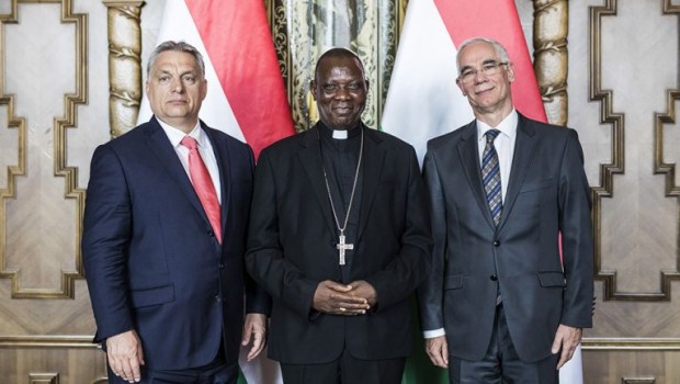 Viktor Orban, à esquerda, acompanhado de líderes cristãos da Nigéria que negociaram a ajuda humanitária (foto: Governo da Hungria).