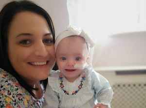 Britânica se torna mãe depois de sofrer 13 abortos espontâneos Reproução/ Facebook Laura Worsley