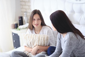 O que fazer quando o filho adolescente quer começar a namorar Bigstock