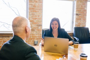 Entrevista de emprego: preparação envolve conhecimento sobre a empresa e apoio familiar Amy Hirschi/Unsplash