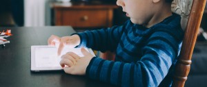 Seu filho é viciado em smartphone, tablet ou televisão? Saiba o que fazer Kelly Sikkema/Unsplash