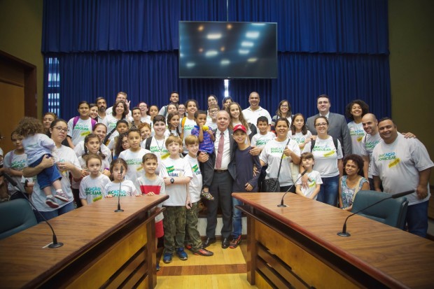 Famílias praticantes de homeschooling junto do deputado estadual Tenente Nascimento, autor do projeto que regulamenta a prática no estado.