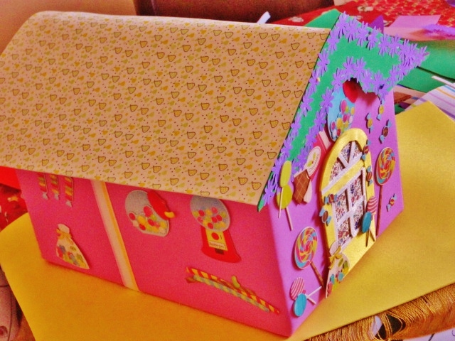 Casinha para a história de João e Maria feita de caixa de papelão, E.V.A. e apliques de guloseimas.