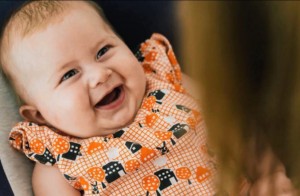 Mãe belga comove o país e arrecada 2 milhões de euros para salvar bebê Reprodução/Vídeo/LA VDN
